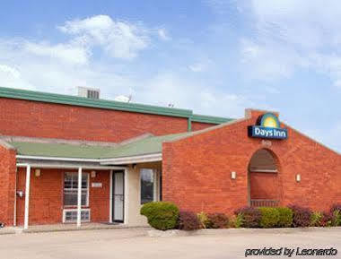 Days Inn By Wyndham Monett Exterior photo